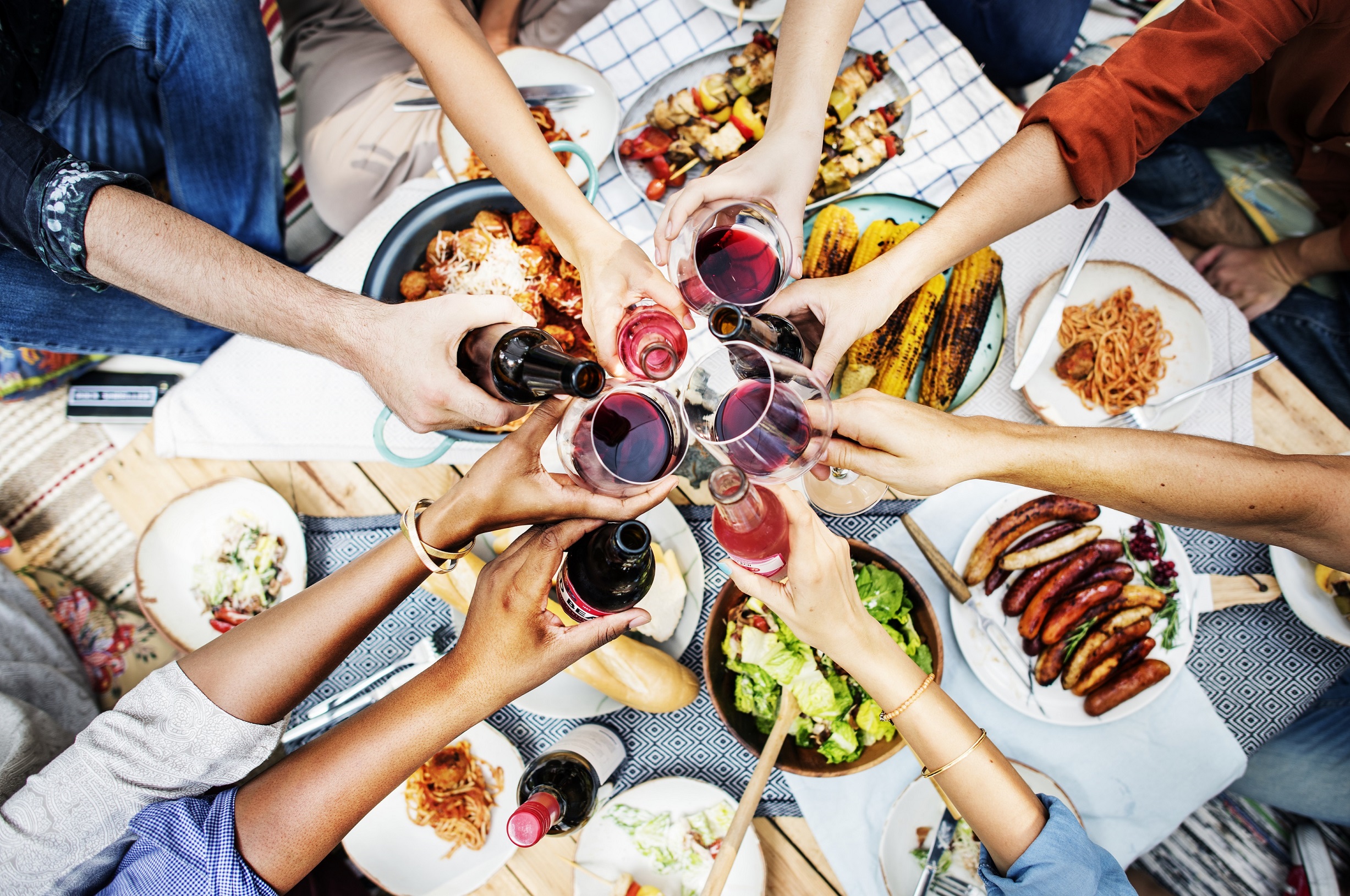 Menschen essen gemeinsam